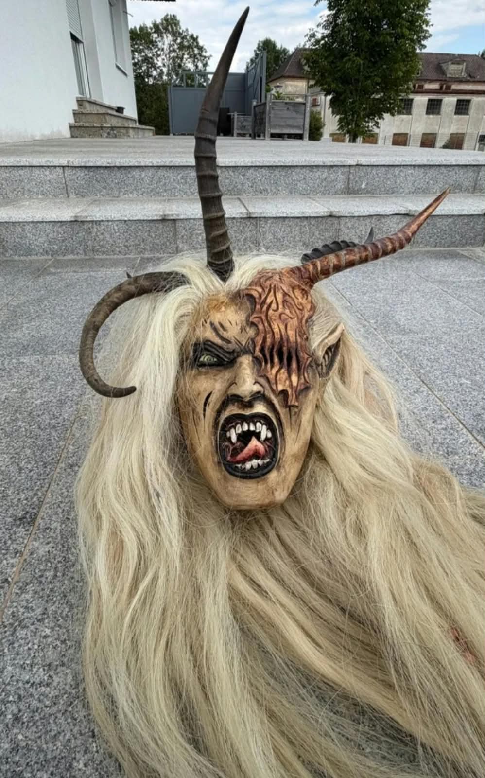 Frauen Krampusmaske / Weibsteifl Speede – LED in Grün & Rot, echte Pferdehaare
