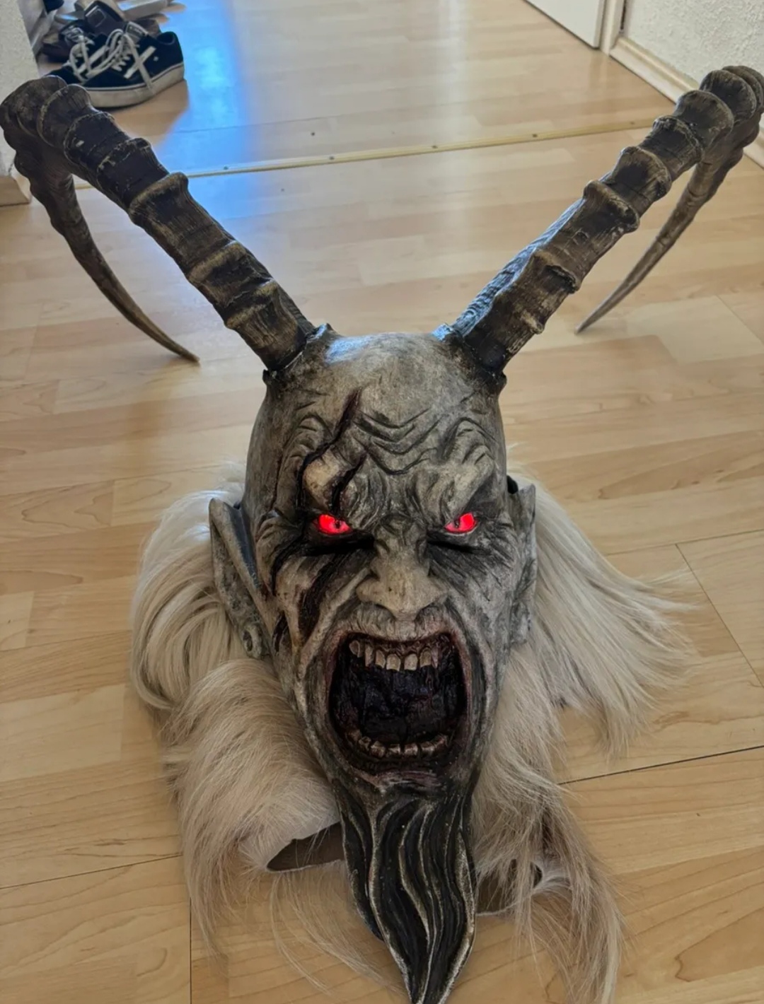 Mote Krampusmaske mit roten LED-Augen – Krampus & Perchtenmaske