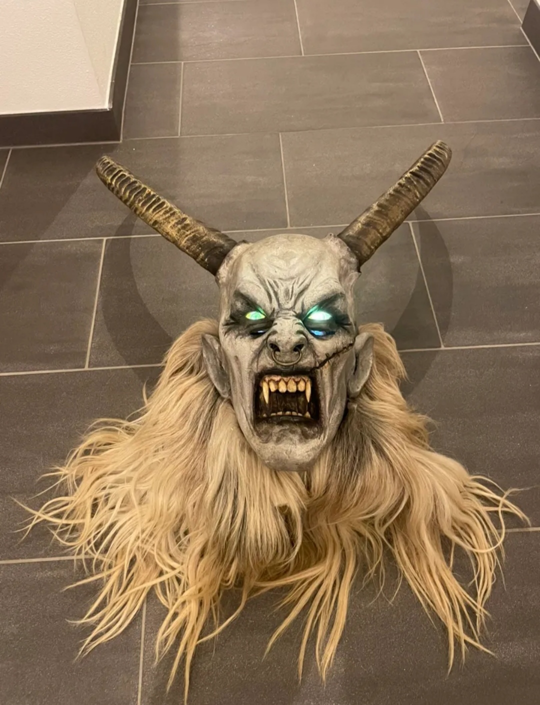 Krampusmaske Mitterer 2024 – Ungetragene Krampus- & Perchtenmaske mit grünen LEDs